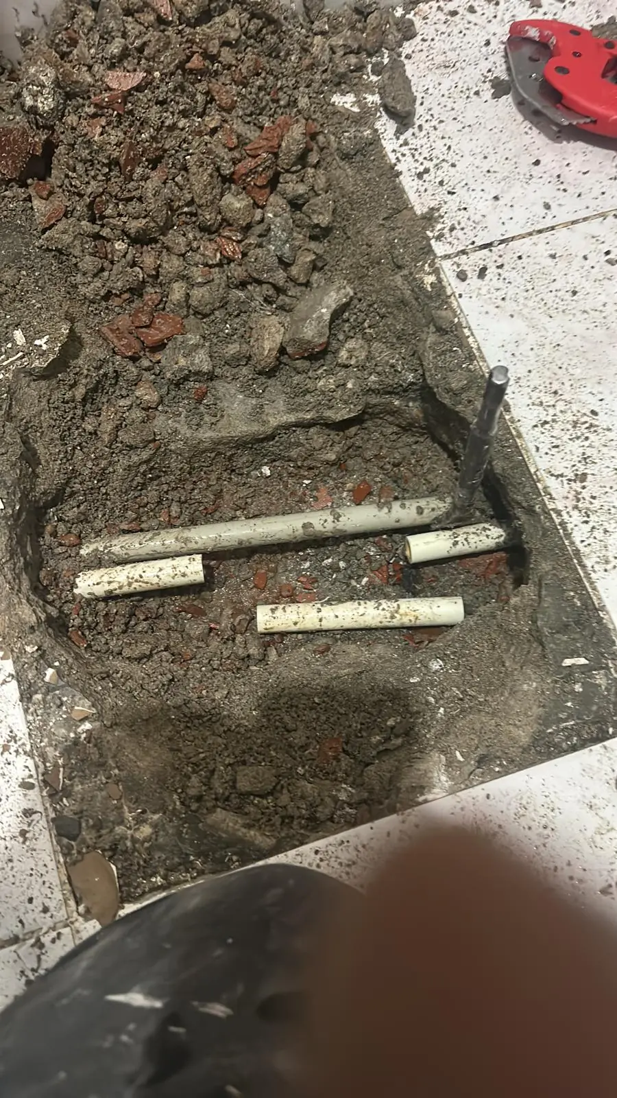 Zeminde açılmış temiz su boruları ve bağlantı hattı